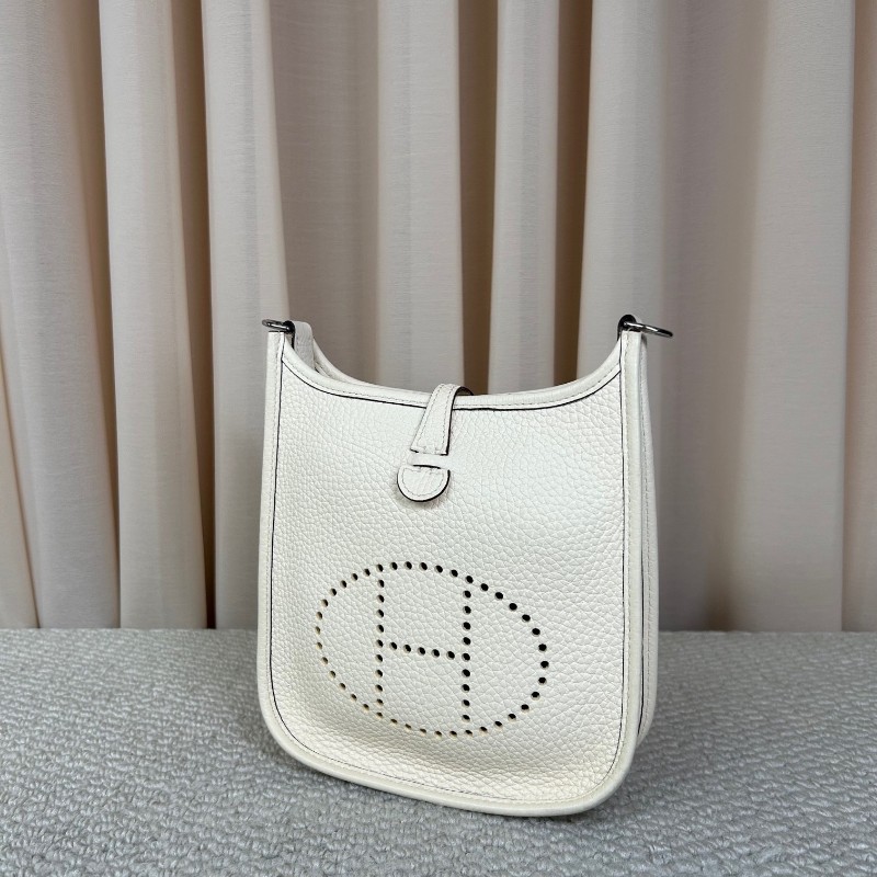 HERMES愛馬仕mini evelyne 奶油白 銀扣 U刻 無肩帶 皮質柔軟細膩 容量實用 日常通勤、搭配都很百搭-3