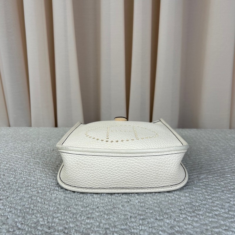HERMES愛馬仕mini evelyne 奶油白 銀扣 U刻 無肩帶 皮質柔軟細膩 容量實用 日常通勤、搭配都很百搭-4