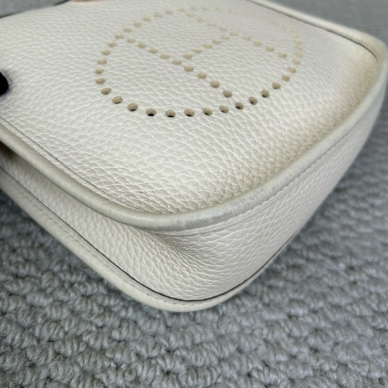 HERMES愛馬仕mini evelyne 奶油白 銀扣 U刻 無肩帶 皮質柔軟細膩 容量實用 日常通勤、搭配都很百搭-12