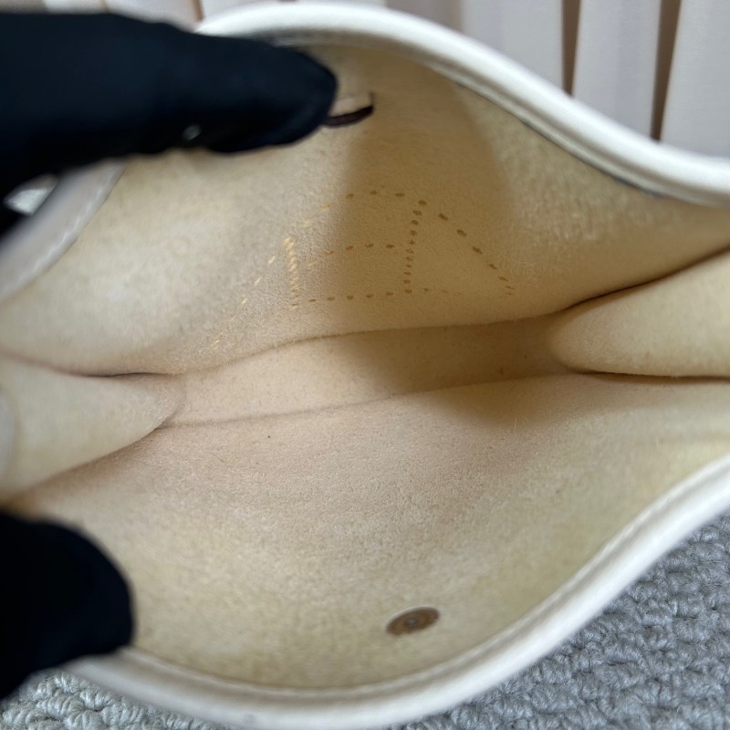 HERMES愛馬仕mini evelyne 奶油白 銀扣 U刻 無肩帶 皮質柔軟細膩 容量實用 日常通勤、搭配都很百搭-13