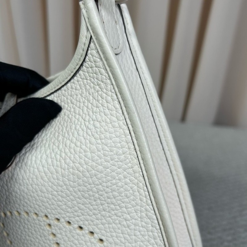 HERMES愛馬仕mini evelyne 奶油白 銀扣 U刻 無肩帶 皮質柔軟細膩 容量實用 日常通勤、搭配都很百搭-15