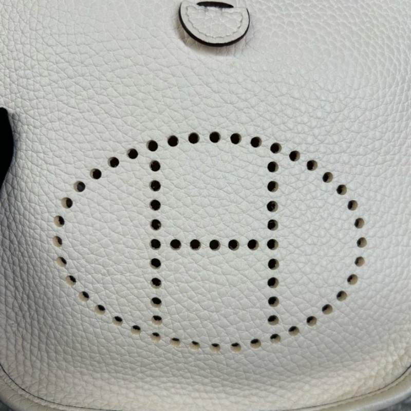 HERMES愛馬仕mini evelyne 奶油白 銀扣 U刻 無肩帶 皮質柔軟細膩 容量實用 日常通勤、搭配都很百搭-18