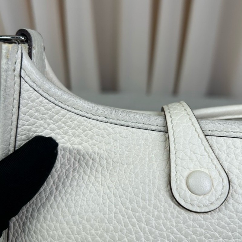 HERMES愛馬仕mini evelyne 奶油白 銀扣 U刻 無肩帶 皮質柔軟細膩 容量實用 日常通勤、搭配都很百搭-23