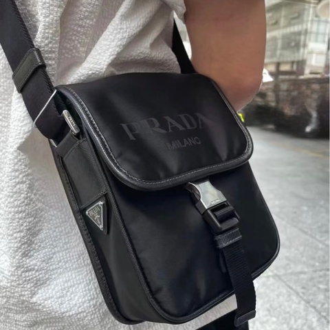 PRADA超值✨黑尼龍直立式側背包2VD028