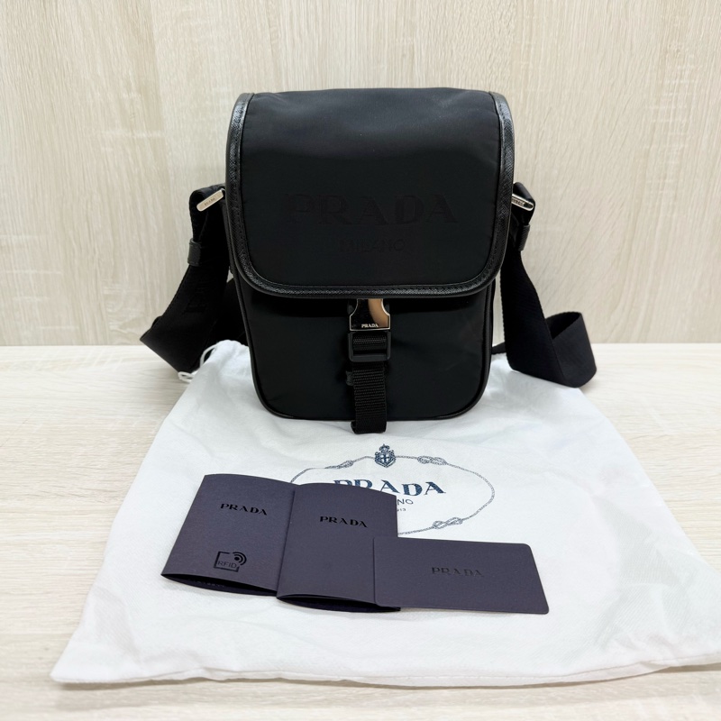 PRADA超值✨黑尼龍直立式側背包2VD028-1