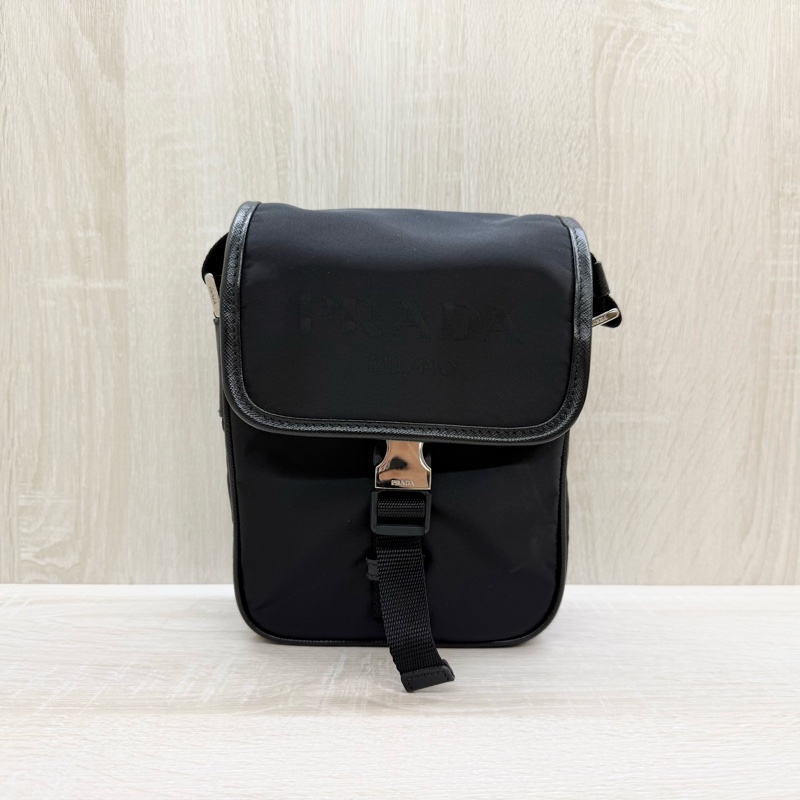 PRADA超值✨黑尼龍直立式側背包2VD028-2