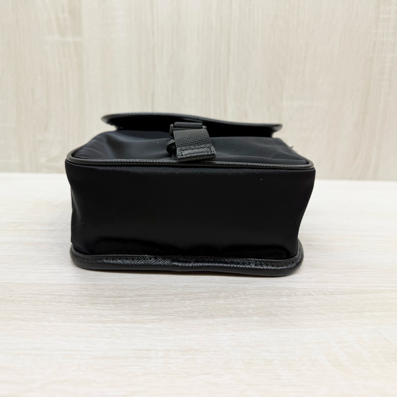 PRADA超值✨黑尼龍直立式側背包2VD028-6