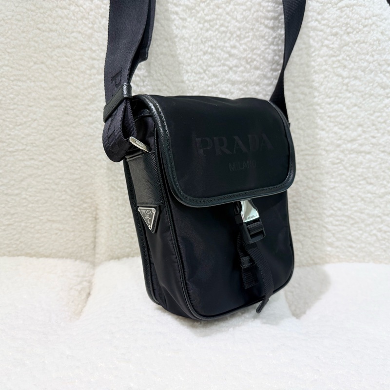 PRADA超值✨黑尼龍直立式側背包2VD028-7