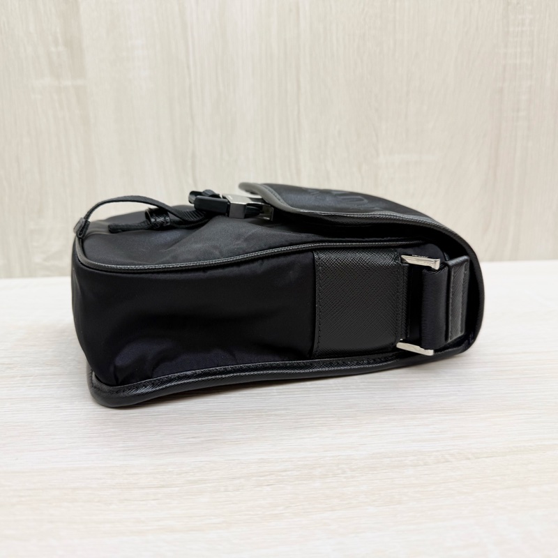 PRADA超值✨黑尼龍直立式側背包2VD028-8