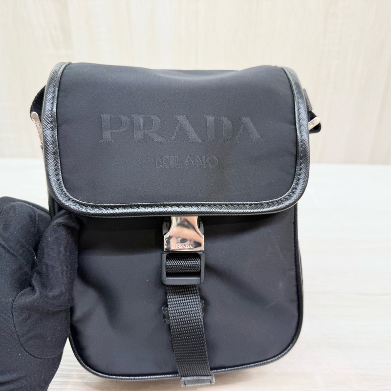 PRADA超值✨黑尼龍直立式側背包2VD028-11