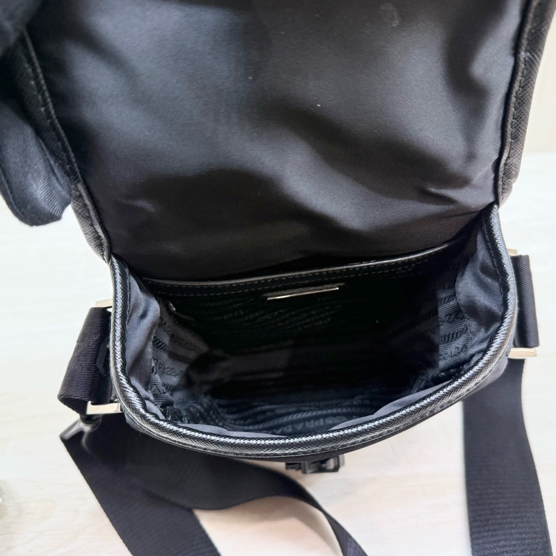 PRADA超值✨黑尼龍直立式側背包2VD028-15