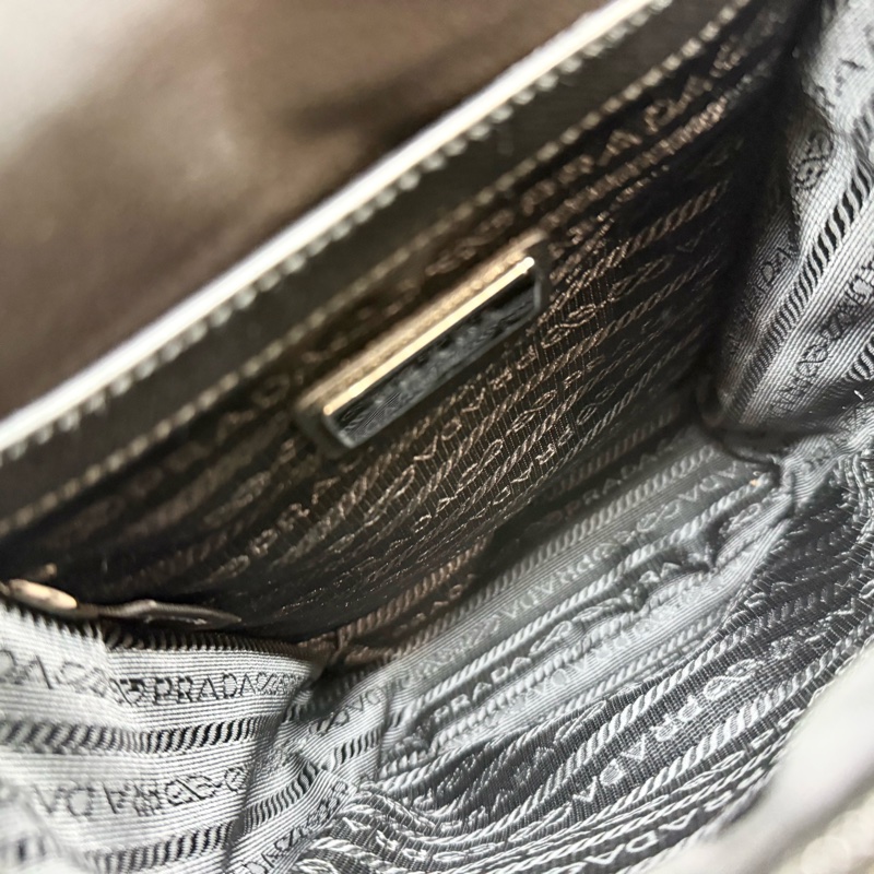 PRADA超值✨黑尼龍直立式側背包2VD028-16