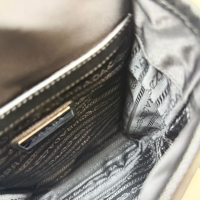 PRADA超值✨黑尼龍直立式側背包2VD028-17