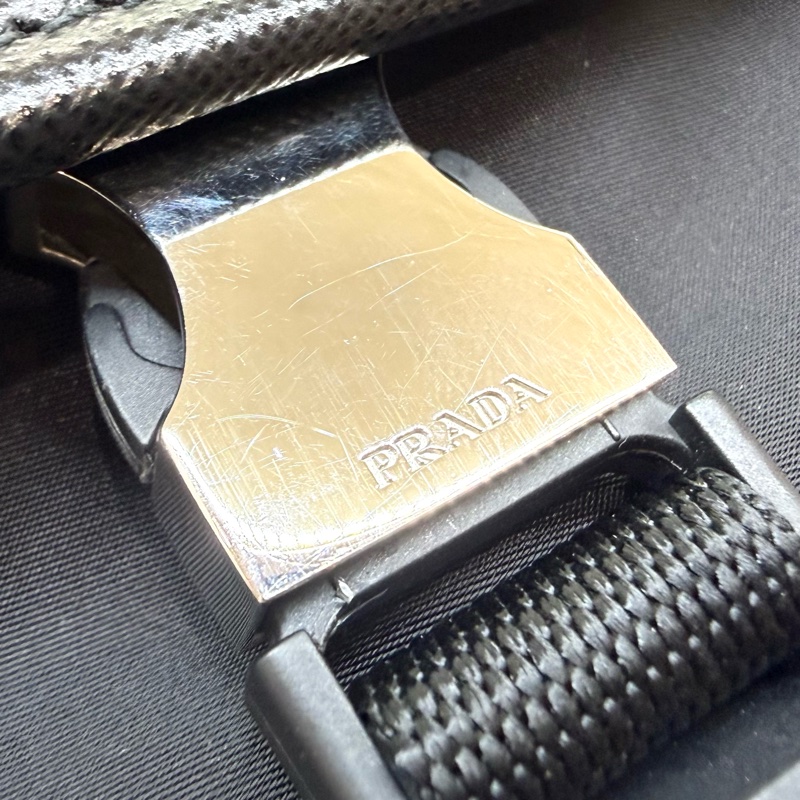 PRADA超值✨黑尼龍直立式側背包2VD028-18