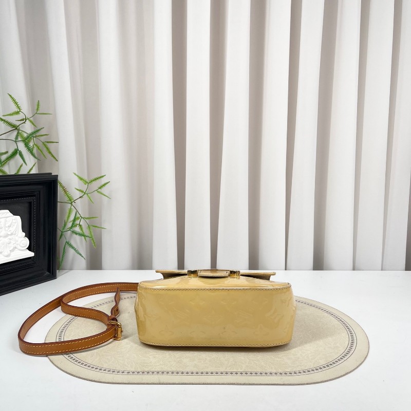 LV路易威登 漆皮奶黃老花小豬包斜挎單肩包 很溫柔的奶黃色 可放手機可斜挎 肩帶可調節-1