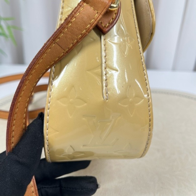 LV路易威登 漆皮奶黃老花小豬包斜挎單肩包 很溫柔的奶黃色 可放手機可斜挎 肩帶可調節-9