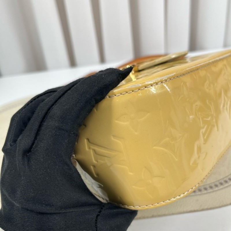 LV路易威登 漆皮奶黃老花小豬包斜挎單肩包 很溫柔的奶黃色 可放手機可斜挎 肩帶可調節-10