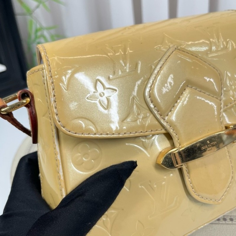 LV路易威登 漆皮奶黃老花小豬包斜挎單肩包 很溫柔的奶黃色 可放手機可斜挎 肩帶可調節-14