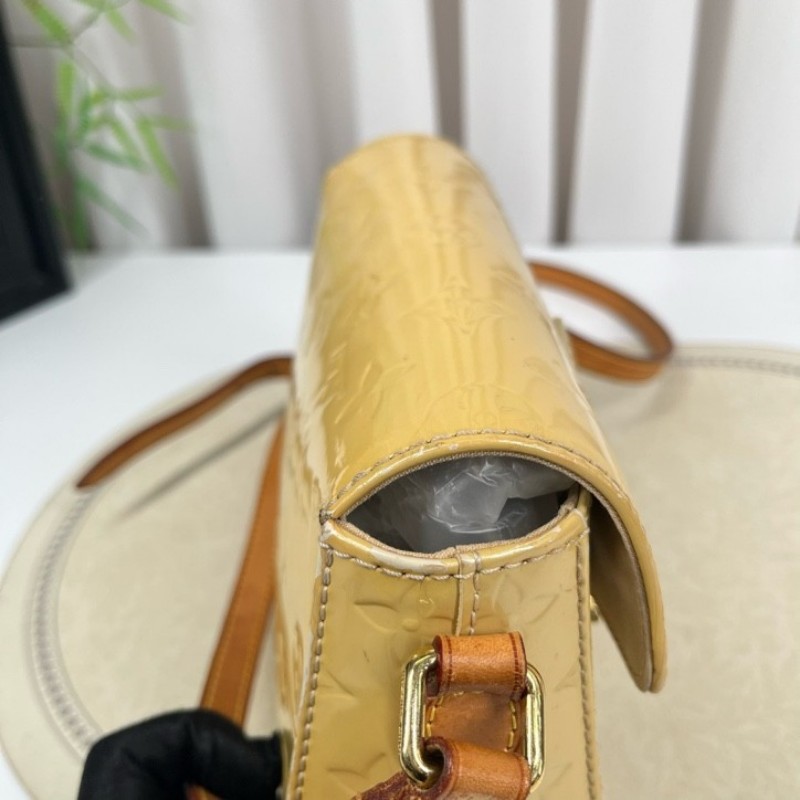 LV路易威登 漆皮奶黃老花小豬包斜挎單肩包 很溫柔的奶黃色 可放手機可斜挎 肩帶可調節-15