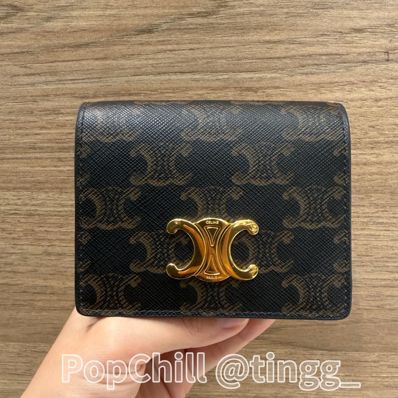 Celine 凱旋門印花PVC咖色牛皮Triomphe金釦下蓋卡片零錢包10M122DB7.04LU-0