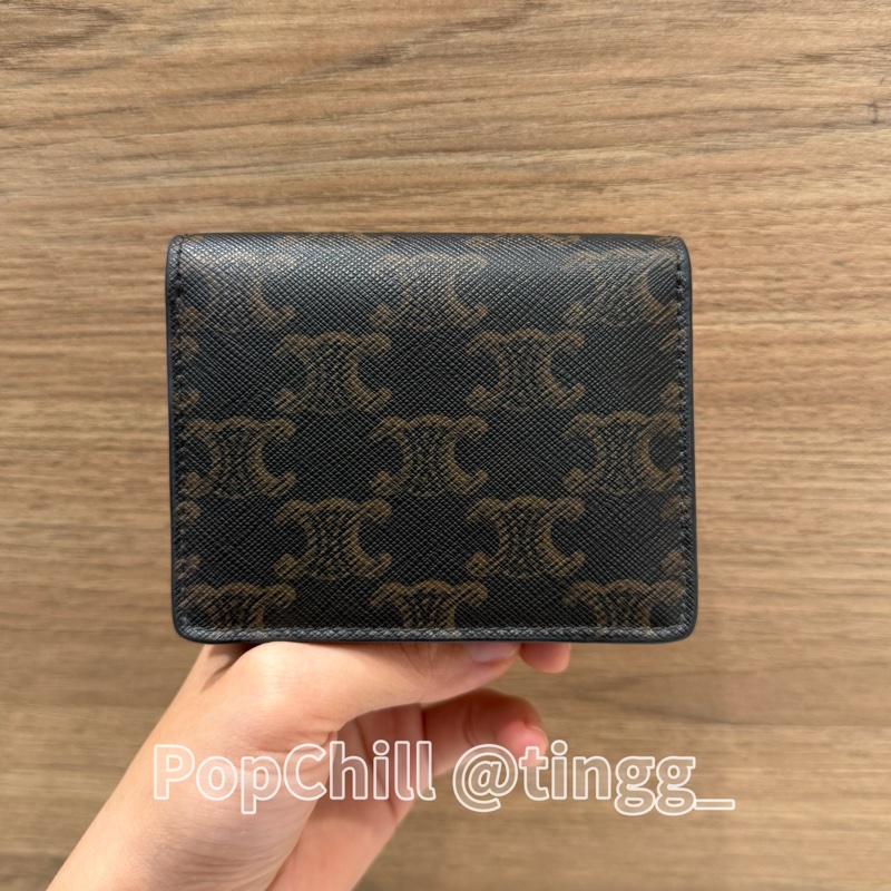 Celine 凱旋門印花PVC咖色牛皮Triomphe金釦下蓋卡片零錢包10M122DB7.04LU-1