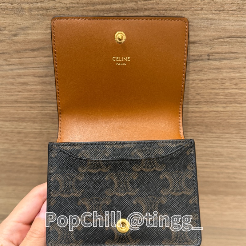 Celine 凱旋門印花PVC咖色牛皮Triomphe金釦下蓋卡片零錢包10M122DB7.04LU-2