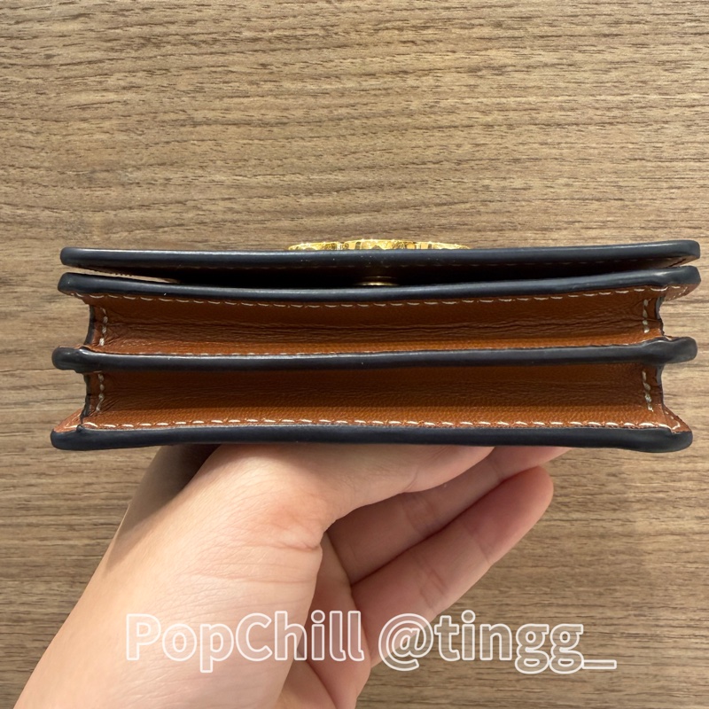 Celine 凱旋門印花PVC咖色牛皮Triomphe金釦下蓋卡片零錢包10M122DB7.04LU-4
