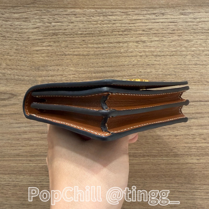 Celine 凱旋門印花PVC咖色牛皮Triomphe金釦下蓋卡片零錢包10M122DB7.04LU-6