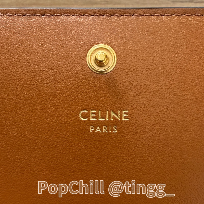 Celine 凱旋門印花PVC咖色牛皮Triomphe金釦下蓋卡片零錢包10M122DB7.04LU-7