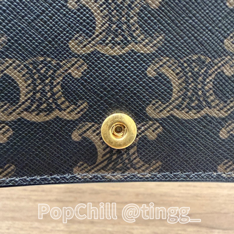 Celine 凱旋門印花PVC咖色牛皮Triomphe金釦下蓋卡片零錢包10M122DB7.04LU-8