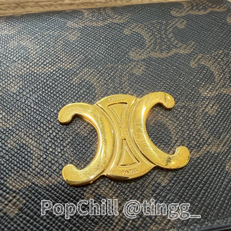 Celine 凱旋門印花PVC咖色牛皮Triomphe金釦下蓋卡片零錢包10M122DB7.04LU-9