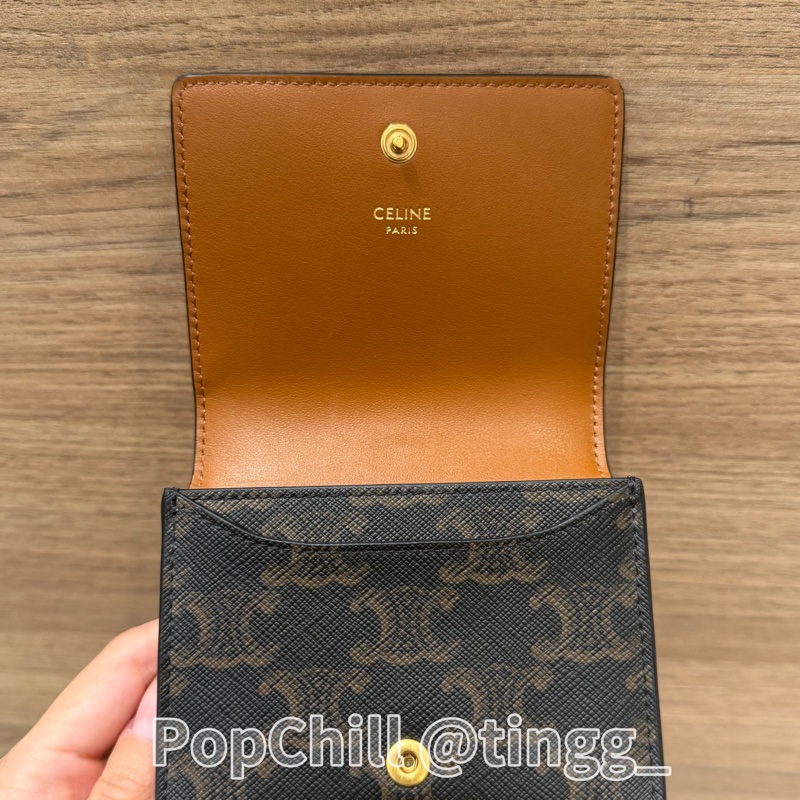 Celine 凱旋門印花PVC咖色牛皮Triomphe金釦下蓋卡片零錢包10M122DB7.04LU-10