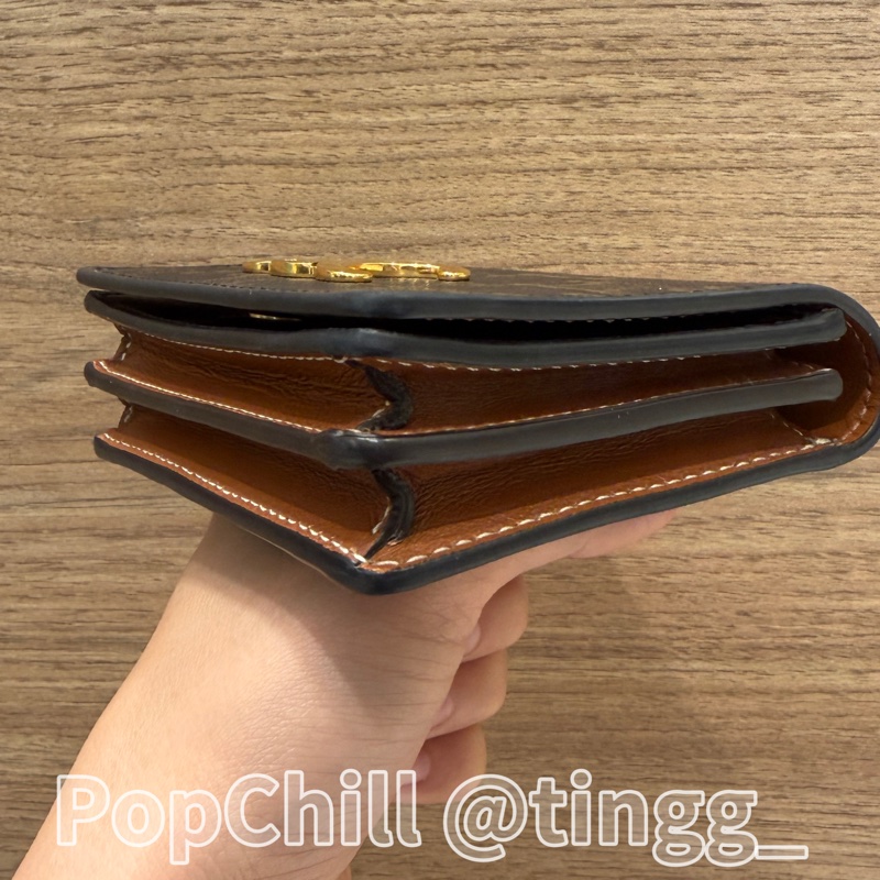 Celine 凱旋門印花PVC咖色牛皮Triomphe金釦下蓋卡片零錢包10M122DB7.04LU-11
