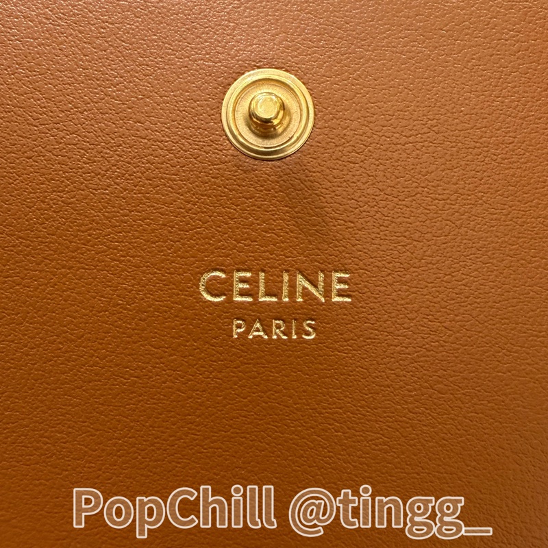 Celine 凱旋門印花PVC咖色牛皮Triomphe金釦下蓋卡片零錢包10M122DB7.04LU-15
