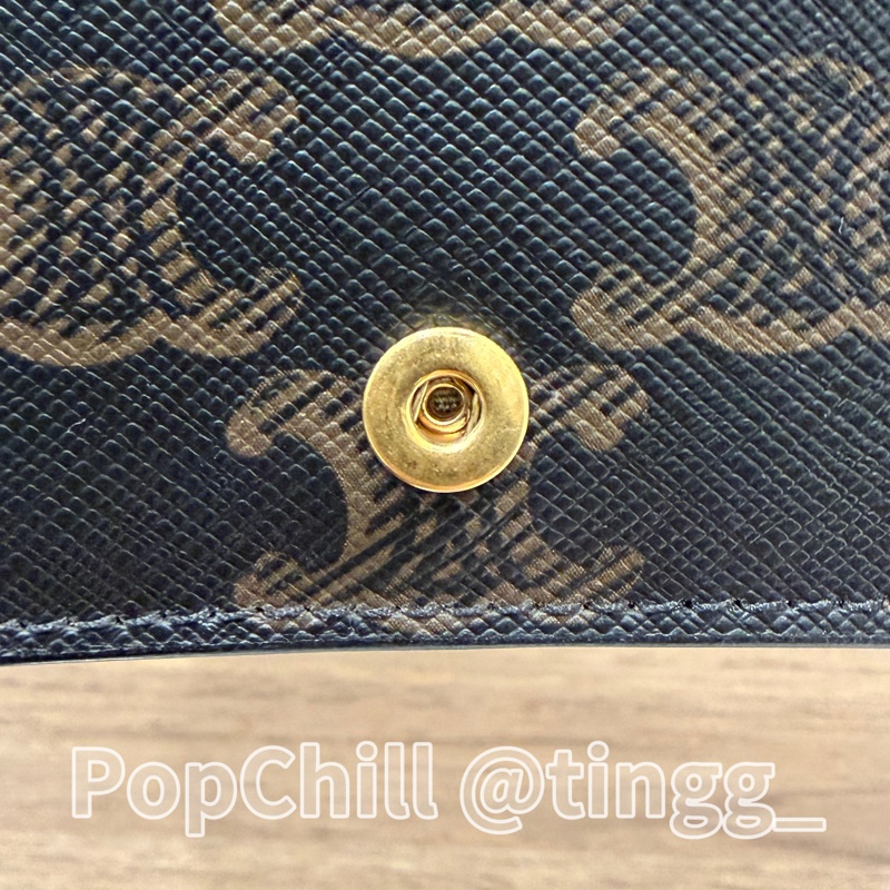Celine 凱旋門印花PVC咖色牛皮Triomphe金釦下蓋卡片零錢包10M122DB7.04LU-16