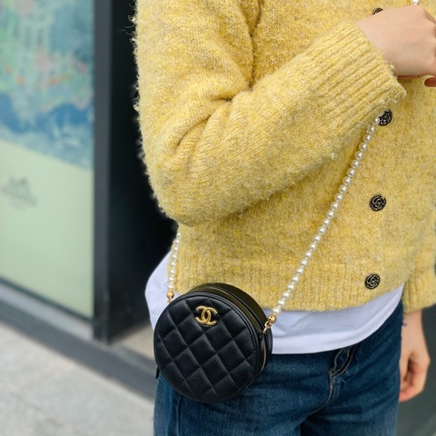 Chanel 香奈兒 黑金小圓餅珍珠鏈條包 31開 菱格紋皮革 珍珠鏈條是亮點 搭配裙裝或簡約風都很出彩 尺寸約12.5*6*12.5。