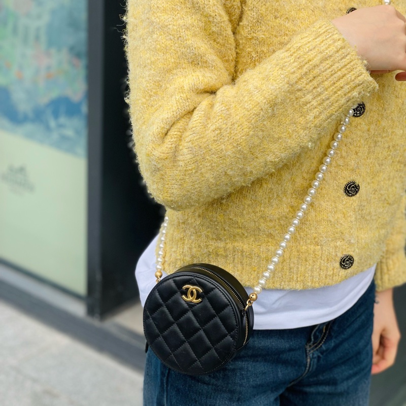Chanel 香奈兒 黑金小圓餅珍珠鏈條包 31開 菱格紋皮革 珍珠鏈條是亮點 搭配裙裝或簡約風都很出彩 尺寸約12.5*6*12.5。-0