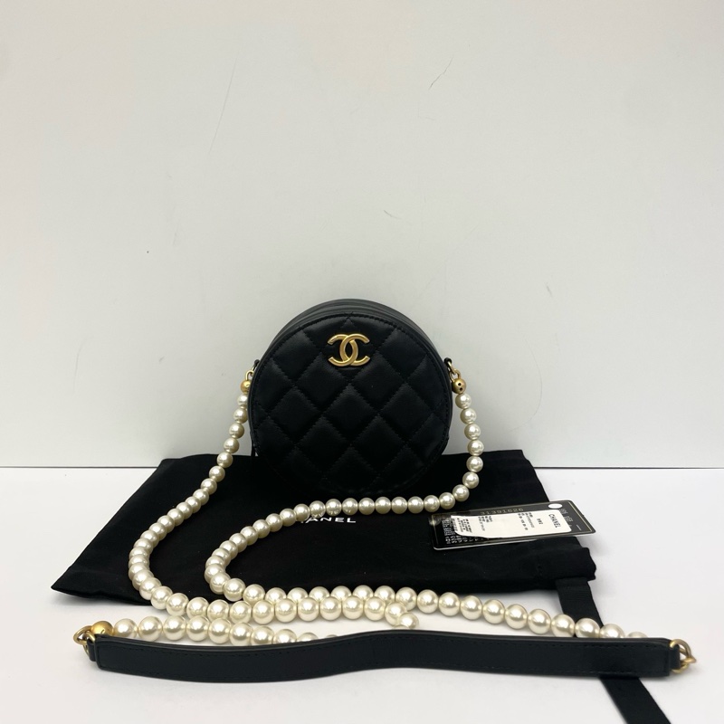 Chanel 香奈兒 黑金小圓餅珍珠鏈條包 31開 菱格紋皮革 珍珠鏈條是亮點 搭配裙裝或簡約風都很出彩 尺寸約12.5*6*12.5。-1