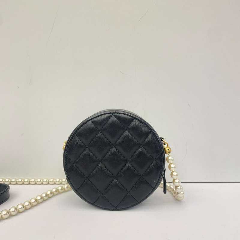 Chanel 香奈兒 黑金小圓餅珍珠鏈條包 31開 菱格紋皮革 珍珠鏈條是亮點 搭配裙裝或簡約風都很出彩 尺寸約12.5*6*12.5。-2