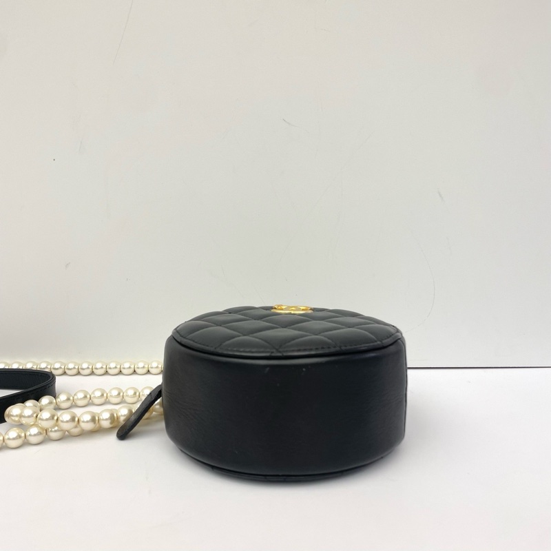 Chanel 香奈兒 黑金小圓餅珍珠鏈條包 31開 菱格紋皮革 珍珠鏈條是亮點 搭配裙裝或簡約風都很出彩 尺寸約12.5*6*12.5。-4