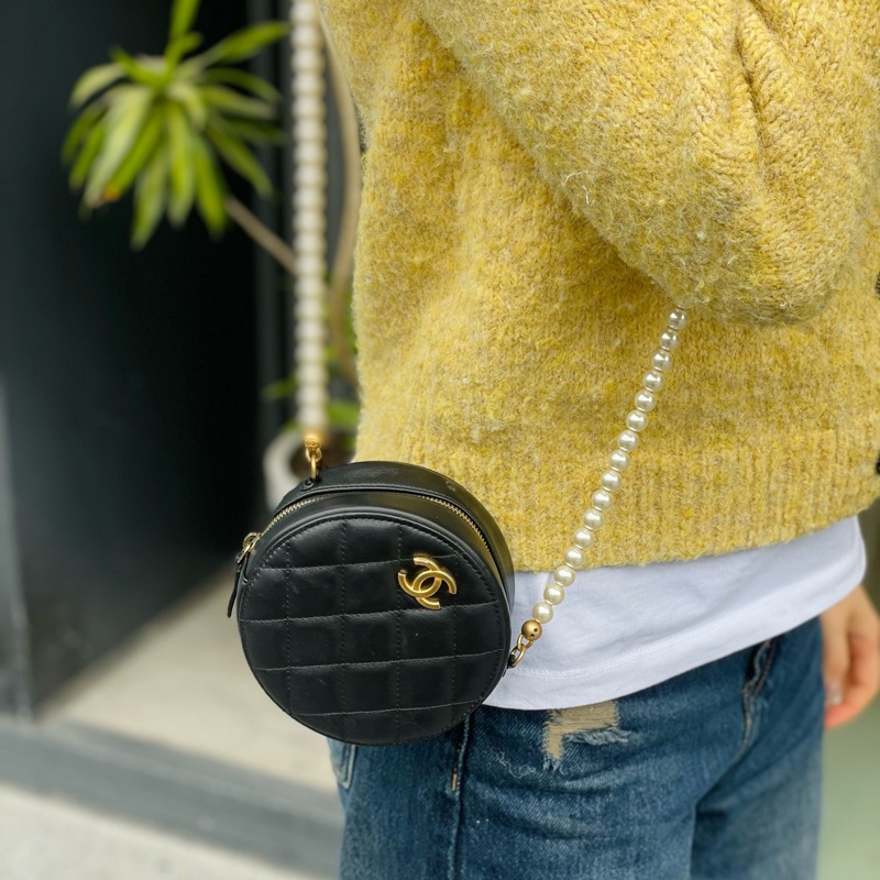 Chanel 香奈兒 黑金小圓餅珍珠鏈條包 31開 菱格紋皮革 珍珠鏈條是亮點 搭配裙裝或簡約風都很出彩 尺寸約12.5*6*12.5。-6