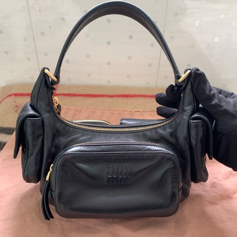 繆繆/Miu Miu hobo機車包 黑金 尺寸：24*13*12釐米-0