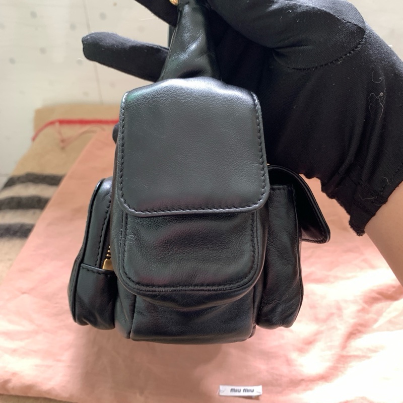 繆繆/Miu Miu hobo機車包 黑金 尺寸：24*13*12釐米-2