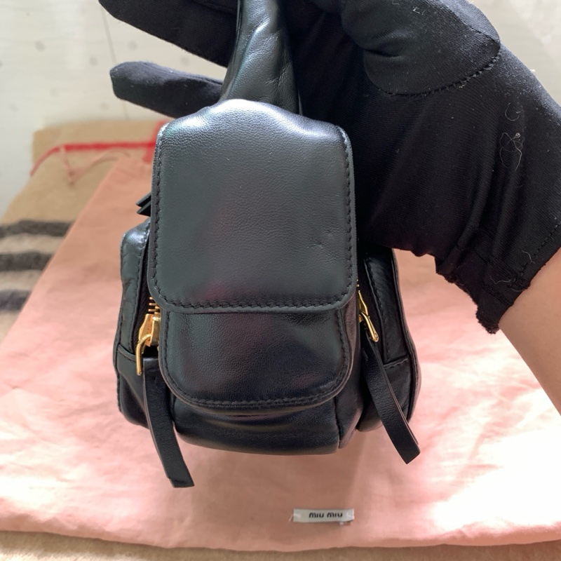 繆繆/Miu Miu hobo機車包 黑金 尺寸：24*13*12釐米-3