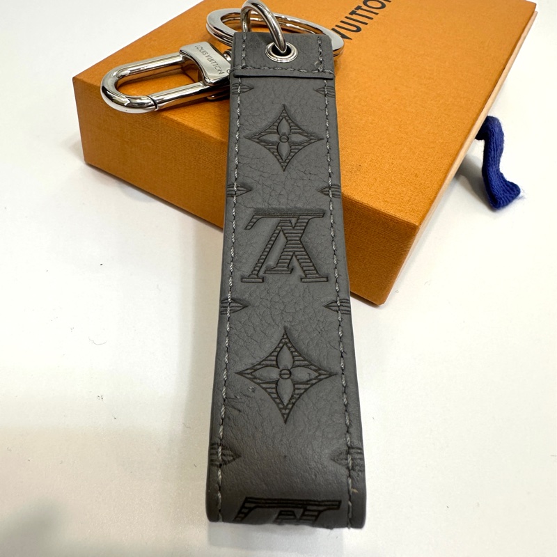 LV 灰 Shadow Dragonne 鑰匙圈兼包包吊飾-4