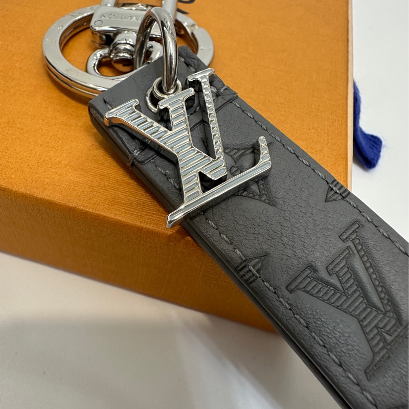 LV 灰 Shadow Dragonne 鑰匙圈兼包包吊飾-5