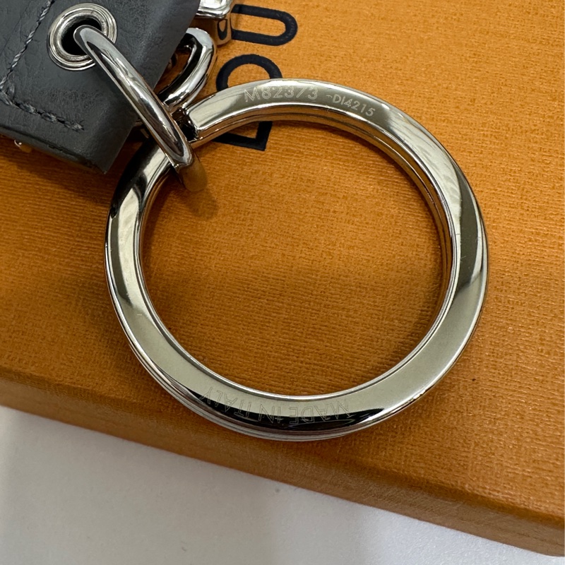 LV 灰 Shadow Dragonne 鑰匙圈兼包包吊飾-6