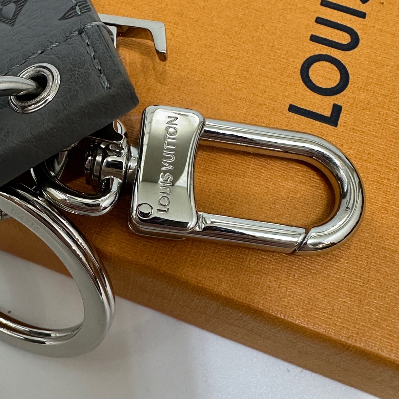 LV 灰 Shadow Dragonne 鑰匙圈兼包包吊飾-7