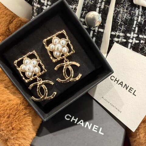 CHANEL白色珍珠花方框垂墜金色雙C耳環