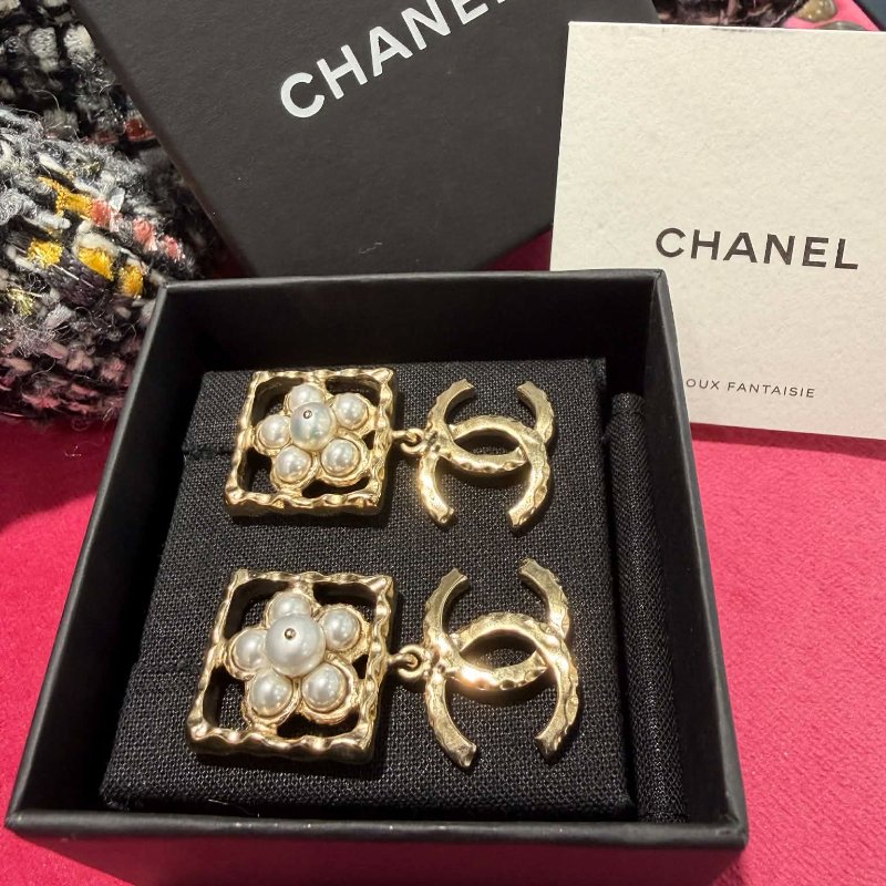 CHANEL白色珍珠花方框垂墜金色雙C耳環-2